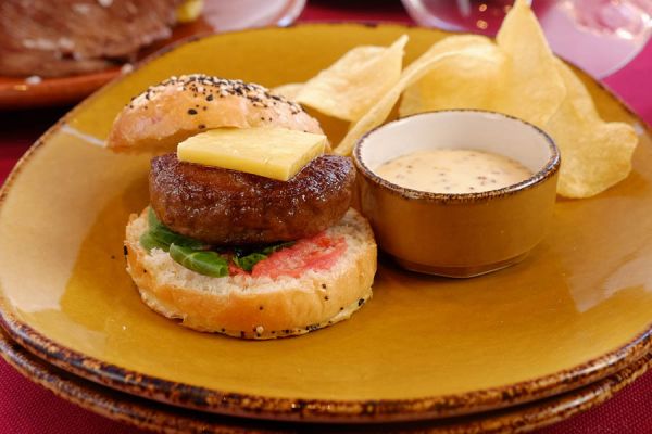 Small hamburger of Ox meat with gouda cheese and honey mustard