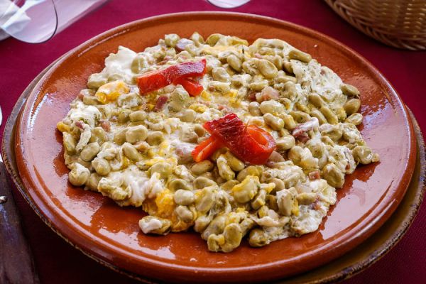 R&uuml;hrei mit Saubohnen und Schinken