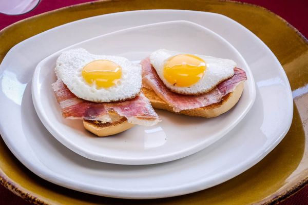 Œufs de caille au jambon