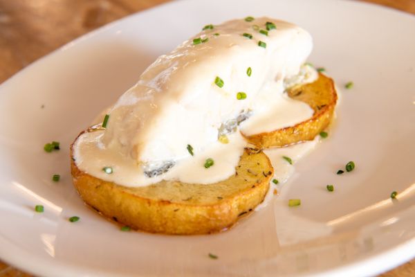Bacalao a la plancha sobre salsa de puerros