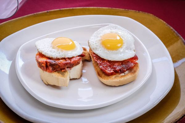 Quail eggs with chorizo