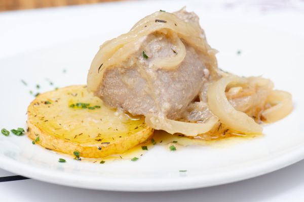 Lomo de atún encebollado