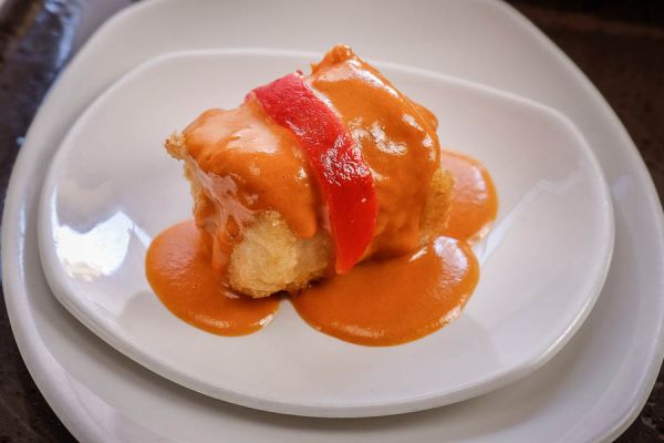 Seehecht mit einer F&uuml;llung aus Lachs in Brandyso&szlig;e