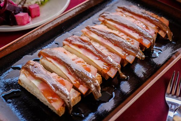Tabla de anchoas con tomate natural y queso filadelfia