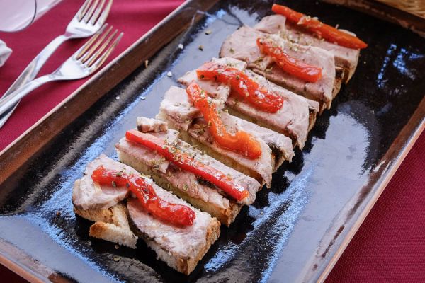 Tabla de carne mechada con pimientos asados