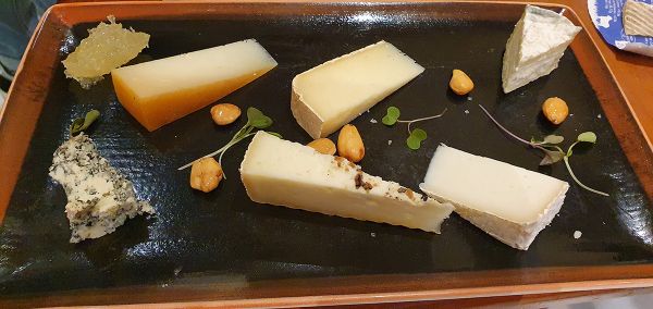 CHEESE SELECTION FROM INDEPENDENT PRODUCERS