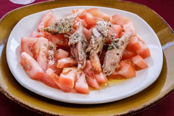 Seasoned tomatoes with frigate tuna