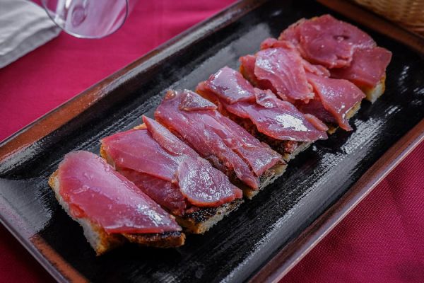 A slice of bread with smoked tuna sirloin steak