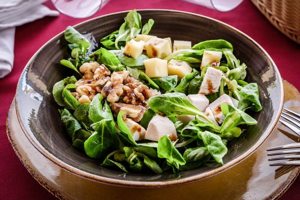 Lamb`s lettuce with chicken, enmental cheese and walnuts
